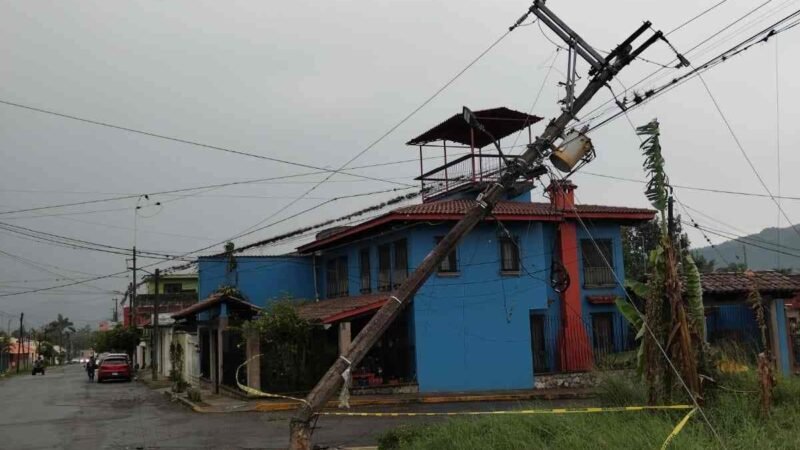 ATIENDEN AFECTACIONES TRAS SURADA Y FUERTE LLUVIA