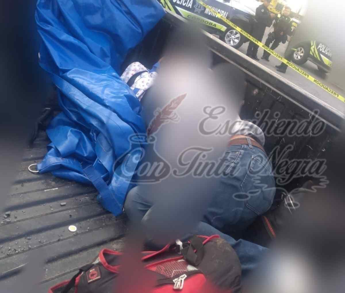 DEJAN A EJECUTADO EN BATEA DE CAMIONETA