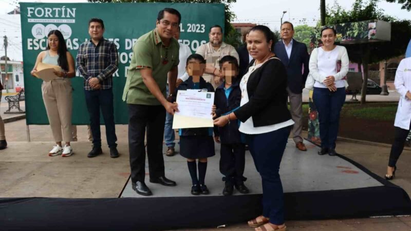 ENCABEZA ALCALDE ENTREGA DE CERTIFICACIÓN A ESCUELAS “LIBRES DE CRIADEROS”