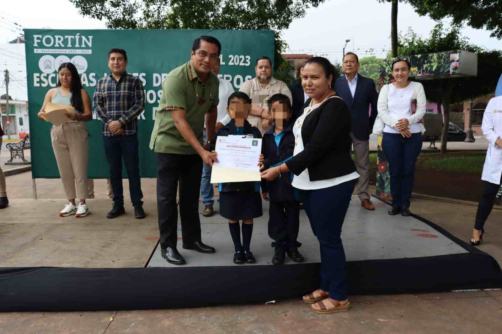 ENCABEZA ALCALDE ENTREGA DE CERTIFICACIÓN A ESCUELAS “LIBRES DE CRIADEROS”