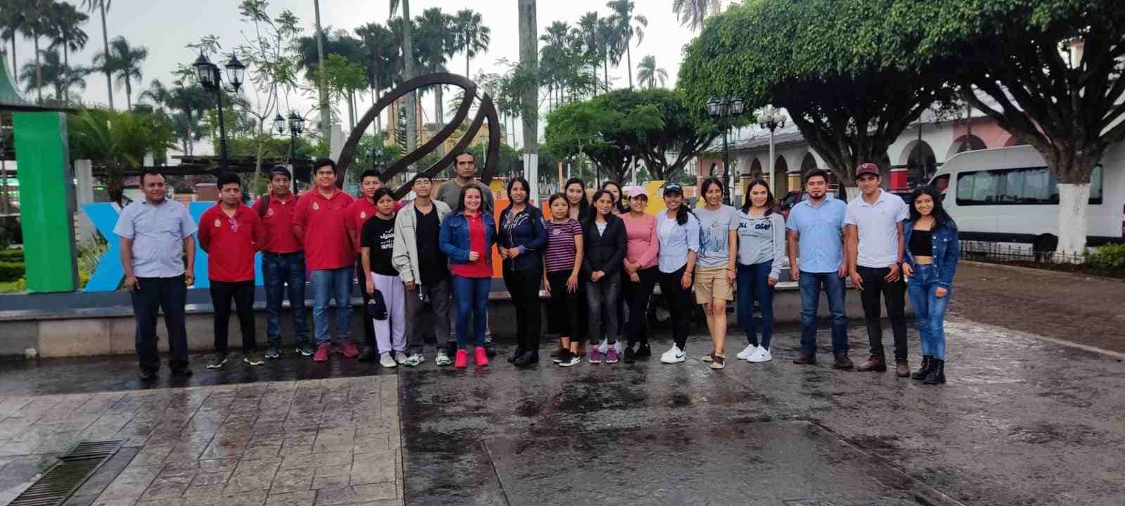 ESTUDIANTES DE HIDALGO REALIZAN VISITA A CAFETALES DE IXHUATLÁN