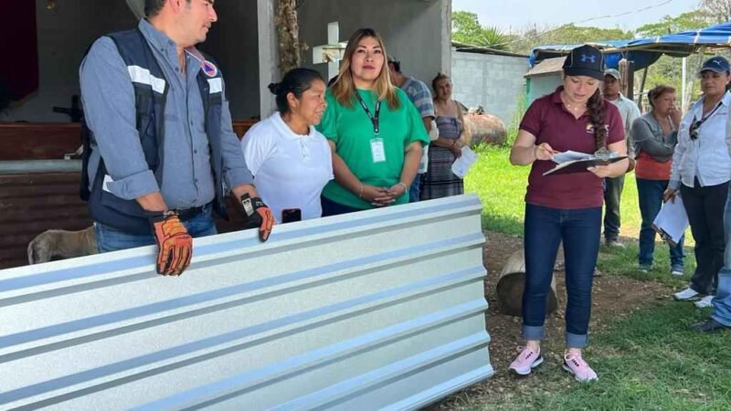 ENTREGAN APOYOS A AFECTADOS POR TORMENTA