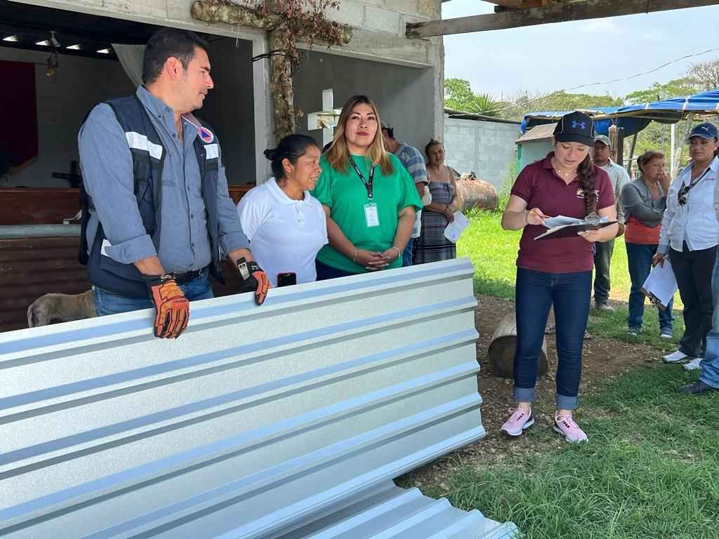 ENTREGAN APOYOS A AFECTADOS POR TORMENTA