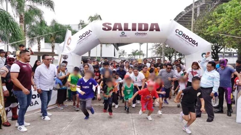 PARTICIPAN 300 EN CARRERA POR DÍA DEL NIÑO Y DISFRUTAN DE LA LUCHA LIBRE