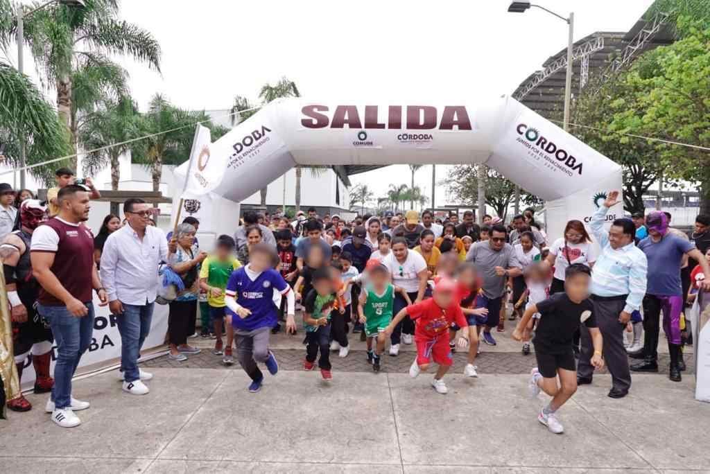 PARTICIPAN 300 EN CARRERA POR DÍA DEL NIÑO Y DISFRUTAN DE LA LUCHA LIBRE
