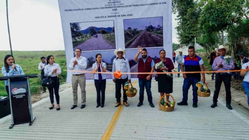 ENTREGA ALCALDE DE COSCO PAVIMENTACIÓN DE CAMINO HUILOTLA-SAN JOSÉ
