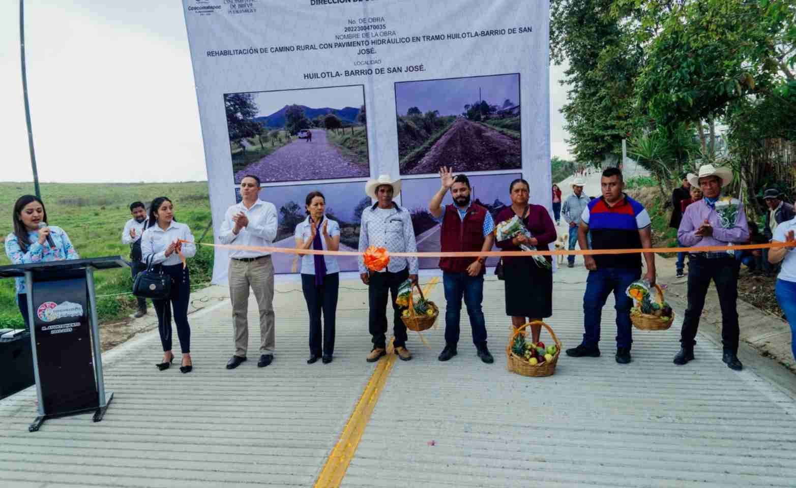 ENTREGA ALCALDE DE COSCO PAVIMENTACIÓN DE CAMINO HUILOTLA-SAN JOSÉ