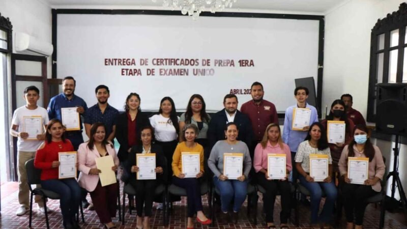 ENTREGAN AUTORIDADES PRIMER PAQUETE DE CERTIFICADO DE PREPA