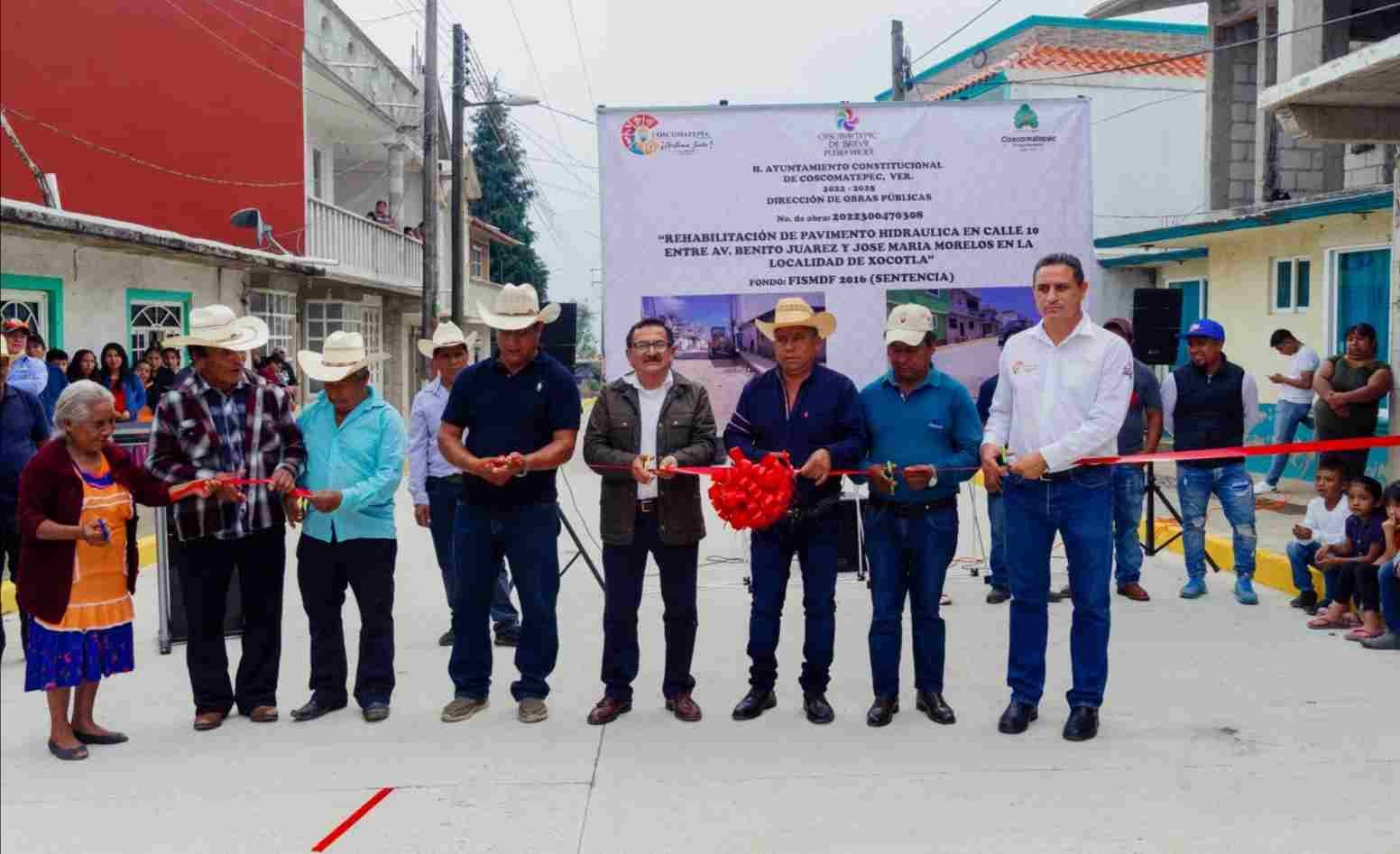 INAUGURA ALCALDE VIALIDADES EN XOCOTLA