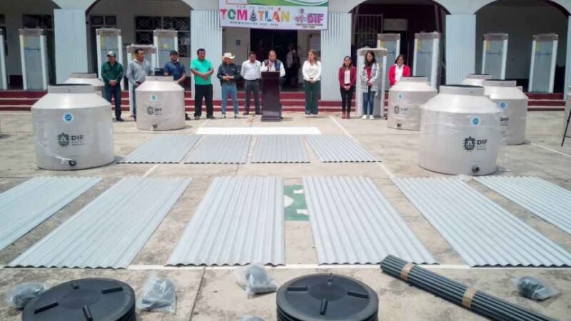 ENTREGAN APOYOS A FAMILIAS DE TOMATLÁN