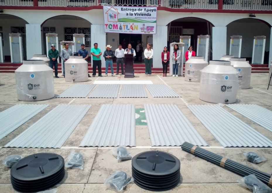 ENTREGAN APOYOS A FAMILIAS DE TOMATLÁN
