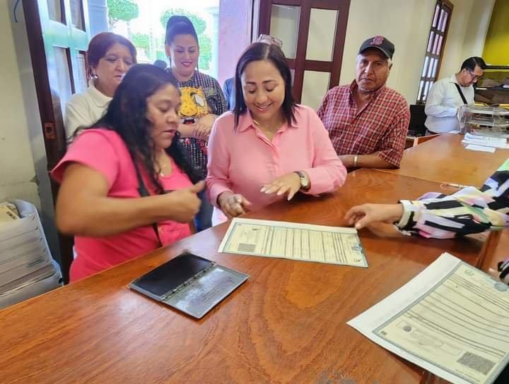 OBTIENE SU ACTA DE NACIMIENTO DESPUÉS DE 42 AÑOS