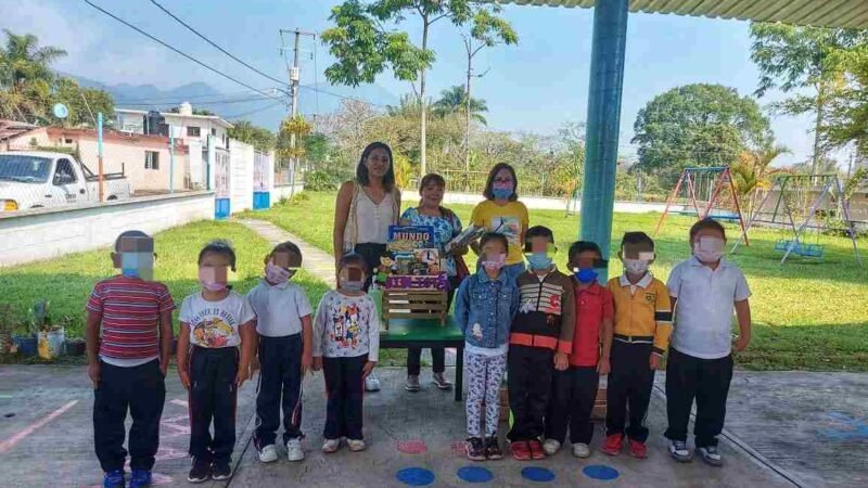 REALIZAN ENTREGA DE KILÓMETRO DEL LIBRO