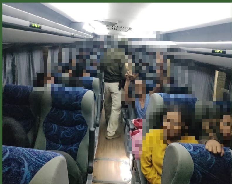 INTERVIENEN A 56 INDOCUMENTADOS