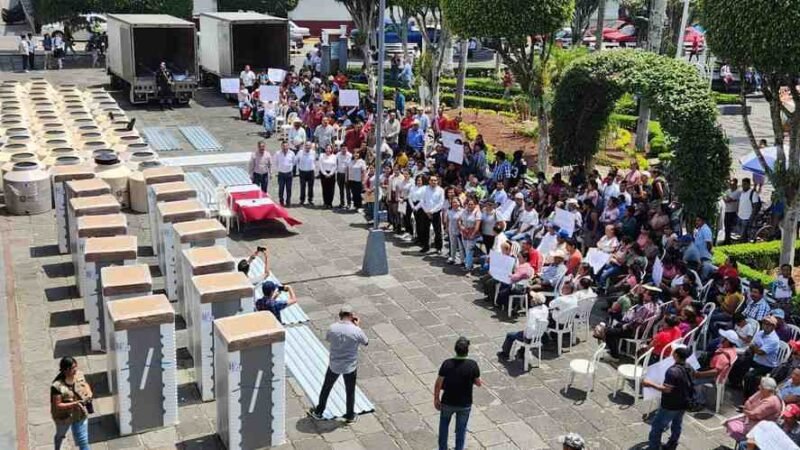 DIF MUNICIPAL Y AYUNTAMIENTO ENTREGAN APOYOS A LA VIVIENDA