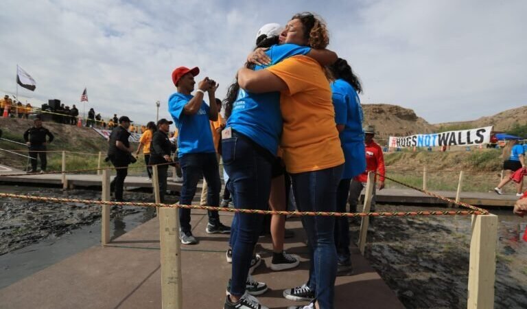 FAMILIAS MIGRANTES SEPARADAS SE ABRAZAN EN FRONTERA MÉXICO-ESTADOS UNIDOS