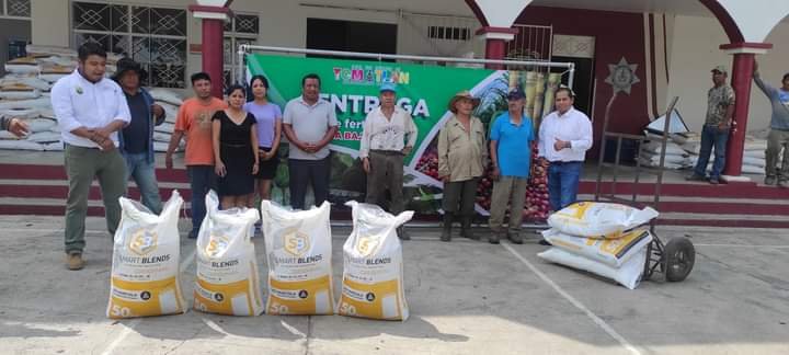 ALCALDE ENTREGA APOYOS A CAMPESINOS AFECTADOS POR GRANIZADAS