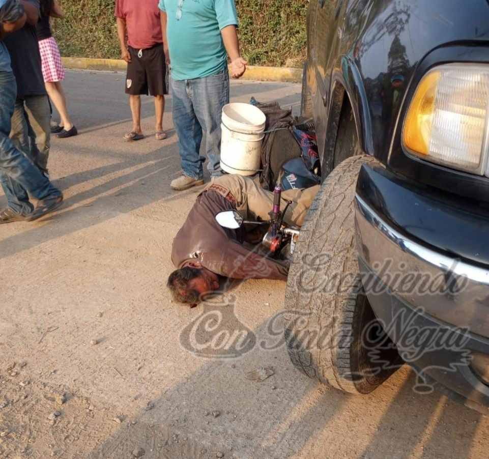 CHOCA EBRIO MOTOCICLISTA CONTRA CAMIONETA