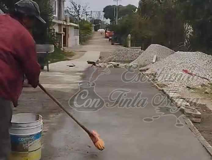 PIDEN OBRAS Y ALCALDESA LES MANDA PAYASOS
