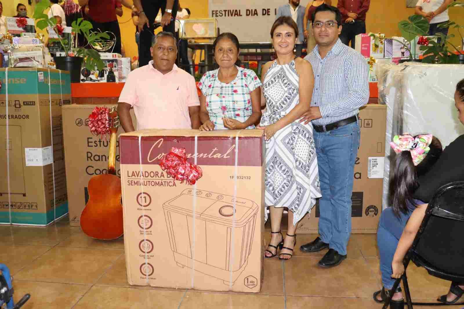 DISFRUTAN MAMÁS GRAN FESTIVAL EN CONMEMORACIÓN DEL DÍA DE LAS MADRES