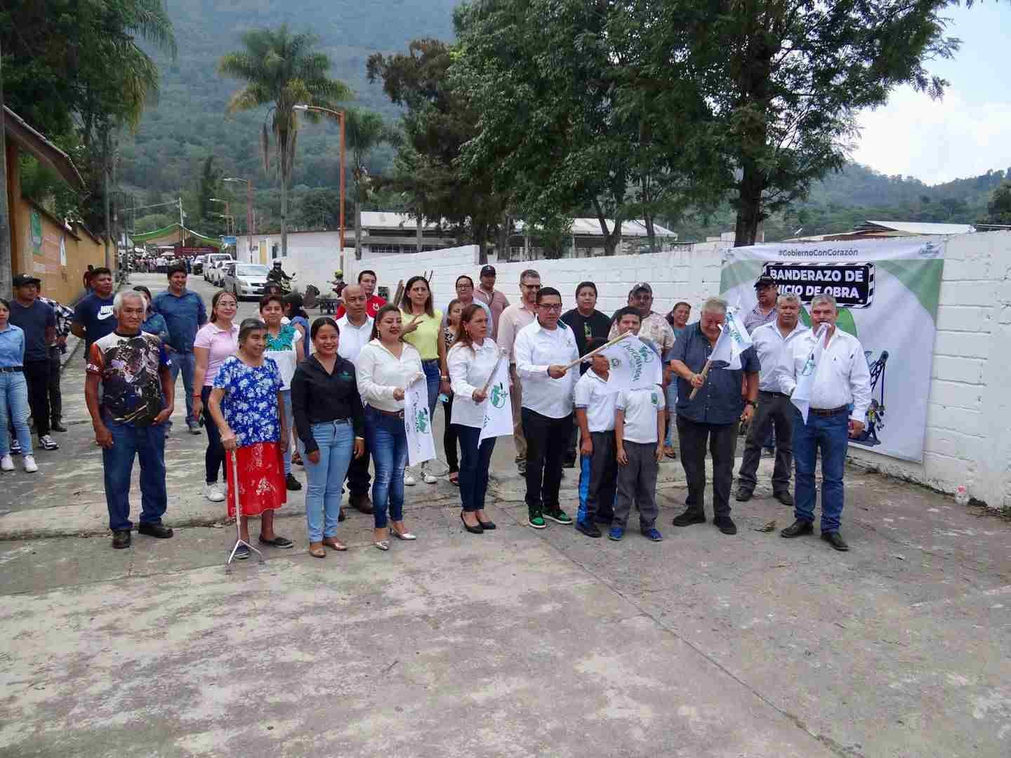 ERNESTO RUÍZ ARRANCA OBRA DE PAVIMENTACIÓN