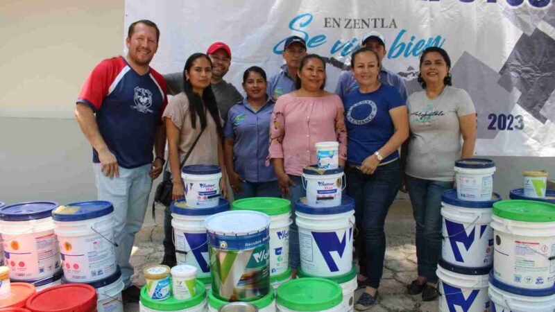 ENTREGA ALCALDE DE ZENTLA APOYOS A ESCUELAS