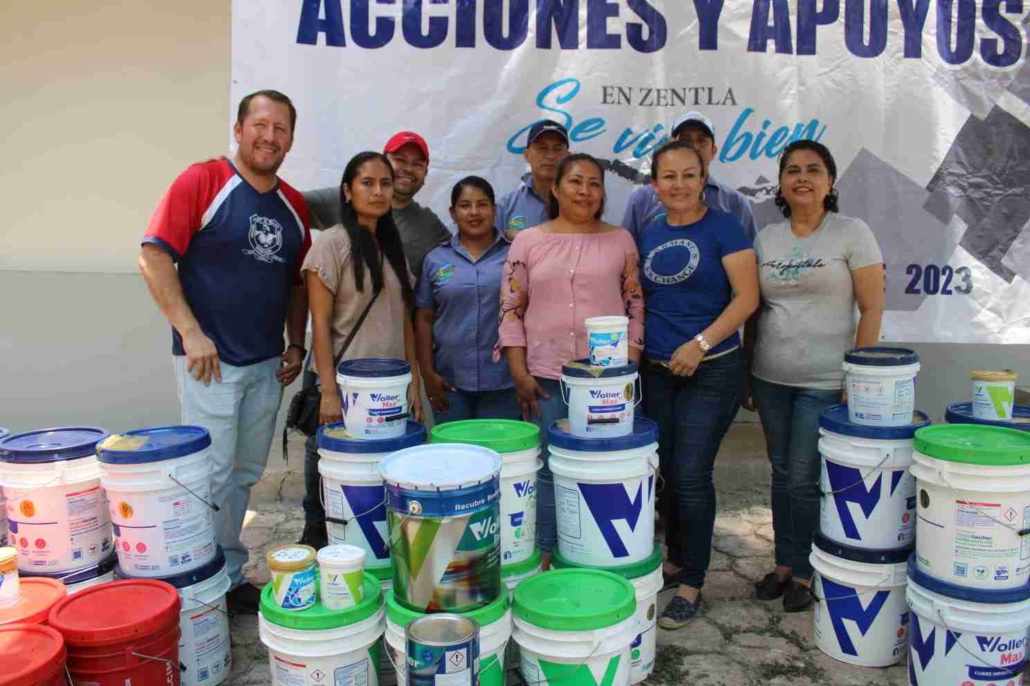ENTREGA ALCALDE DE ZENTLA APOYOS A ESCUELAS