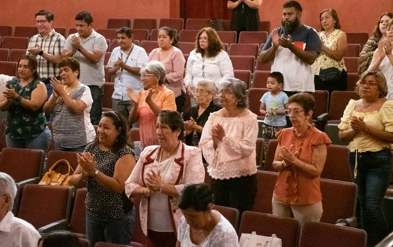 ENTREGAN RECONOCIMIENTOS A DESTACADAS CORDOBESAS 