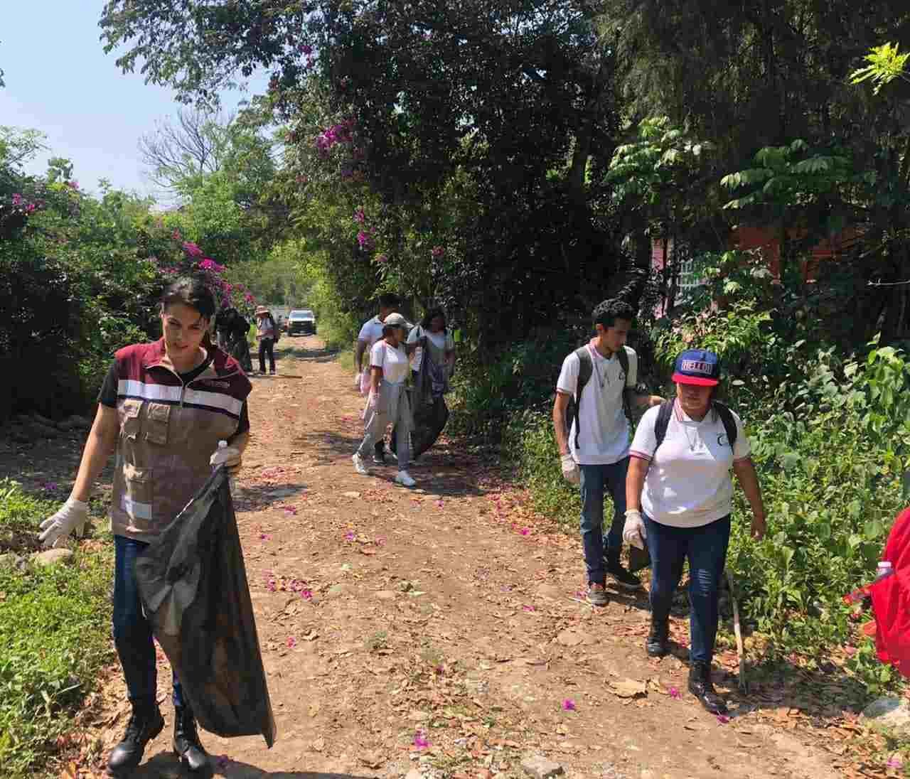 REALIZA IMJUVE Y ESTUDIANTES DE EL PORVENIR JORNADA DE LIMPIEZA EN RÍO SECO