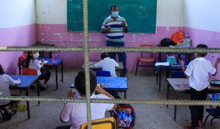 ANUNCIAN AUMENTO DE 8.2% A SALARIO DE DOCENTES EN MÉXICO
