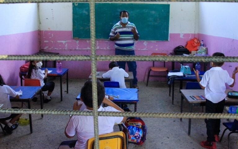SEP CAMBIA HORARIOS DE CLASES POR OLA DE CALOR EN EL PAÍS