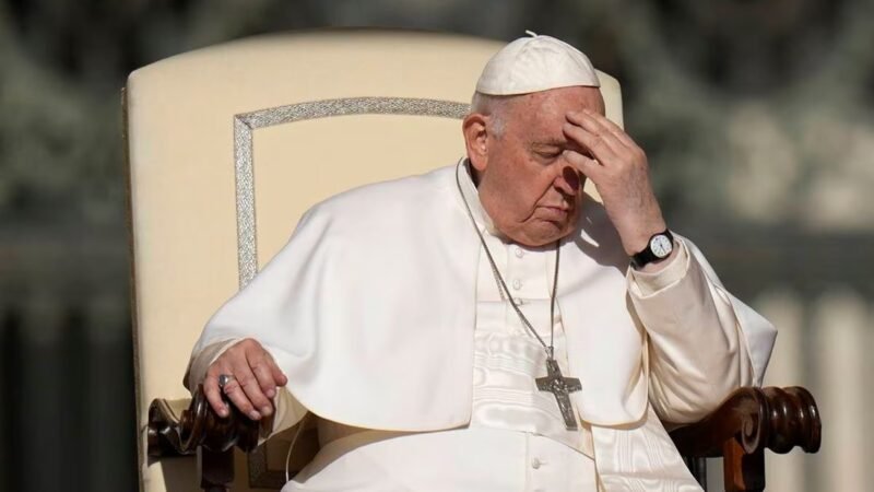 EL PAPA FRANCISCO PIERDE LA PACIENCIA CON MUJER QUE PIDIÓ BENDICIÓN PARA SU PERRO