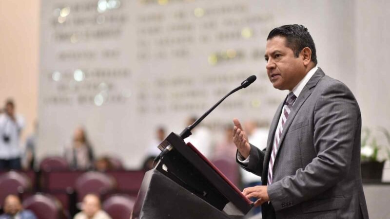 RECONOCE DIPUTADO LUIS ARTURO SANTIAGO LABOR DE MAESTRAS Y MAESTROS