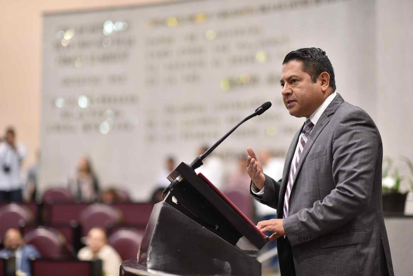 RECONOCE DIPUTADO LUIS ARTURO SANTIAGO LABOR DE MAESTRAS Y MAESTROS
