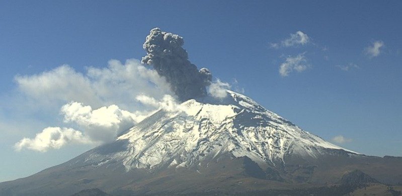 SALUD RECOMIENDA SALIR CON CUBREBOCAS Y LENTES POR CENIZA DEL POPOCATÉPETL