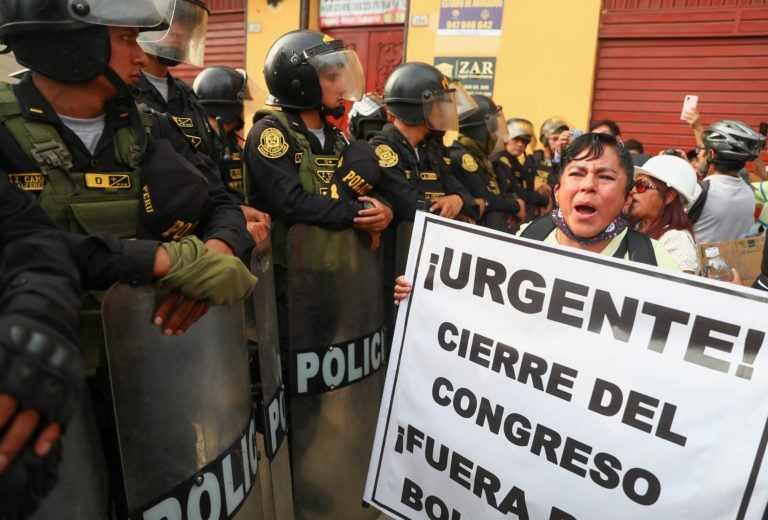 FISCALÍA LLAMA A PRESIDENTA DE PERÚ POR MUERTES EN PROTESTAS
