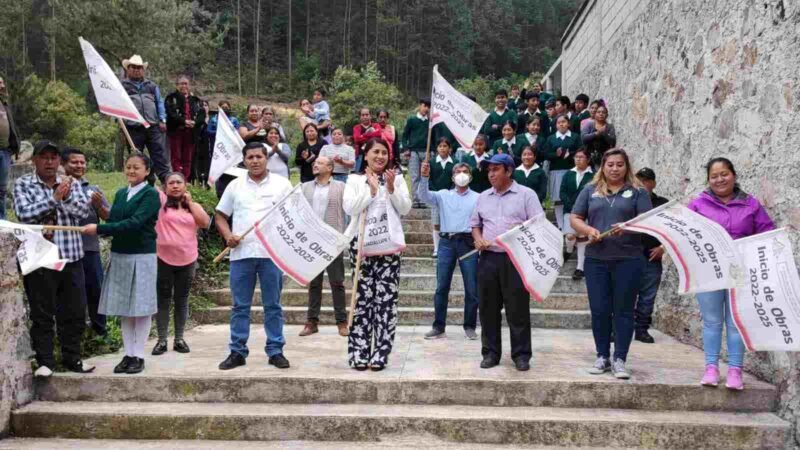 DA GUADALUPE ROSAS BANDERAZO DE OBRA EN TELESECUNDARIA DE XILOMICHI