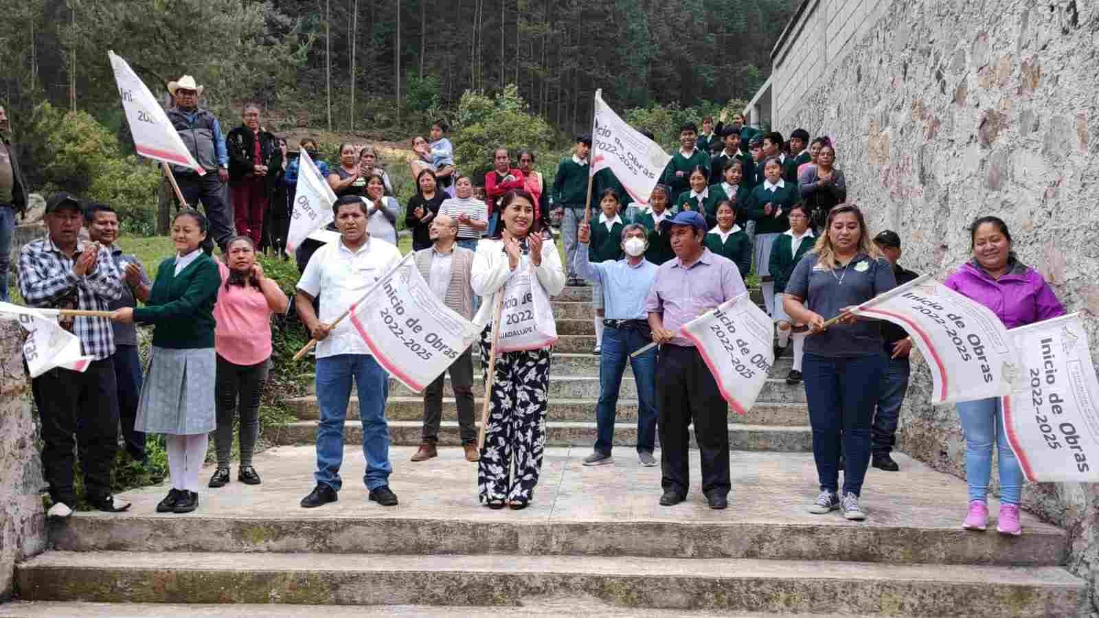DA GUADALUPE ROSAS BANDERAZO DE OBRA EN TELESECUNDARIA DE XILOMICHI