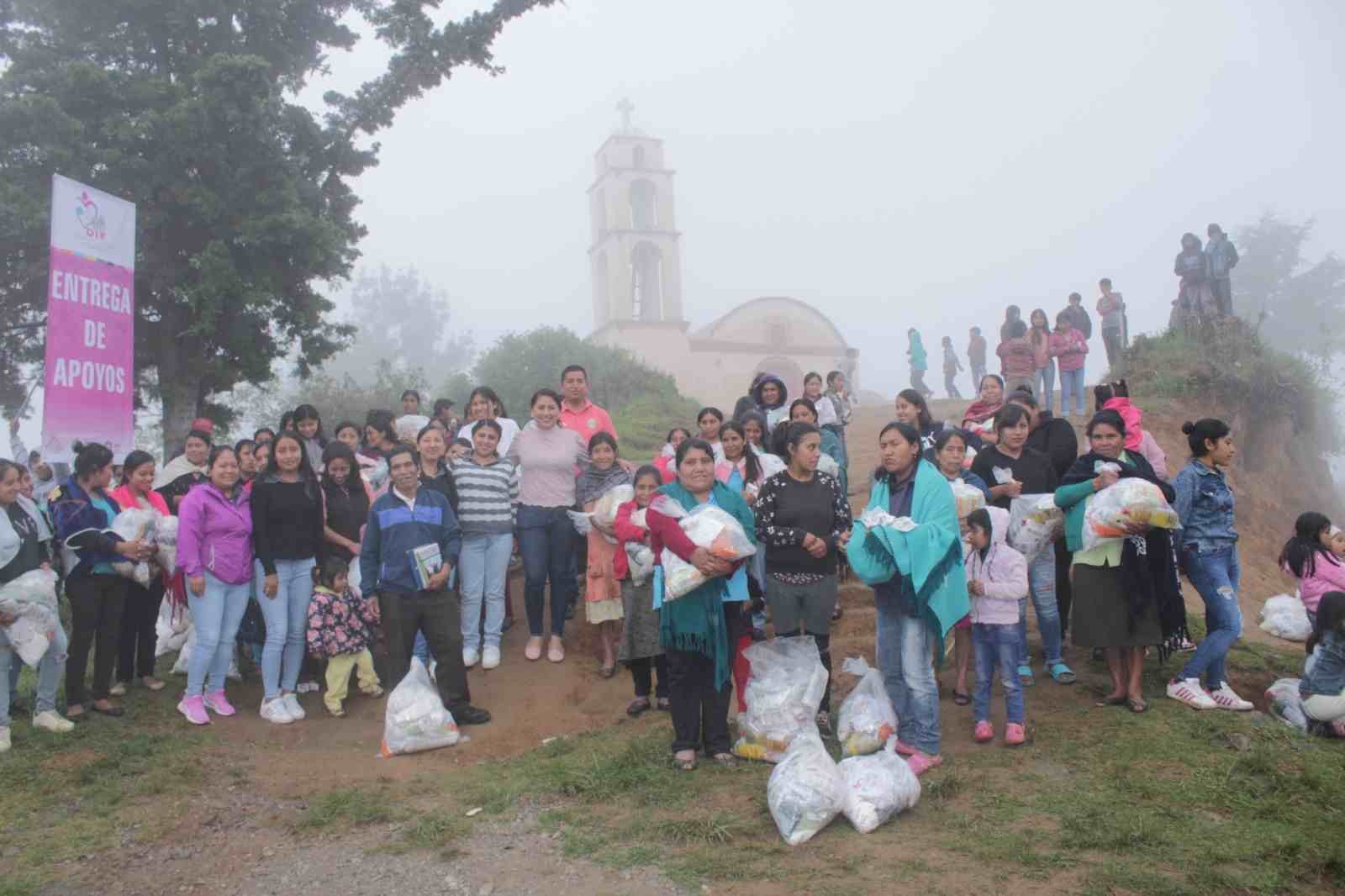 ENTREGAN APOYOS A FAMILIAS DE ESCASOS RECURSOS