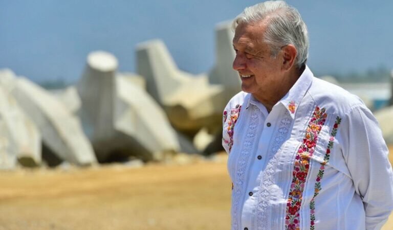 AMLO YA RECIBE PENSIÓN PARA ADULTOS MAYORES