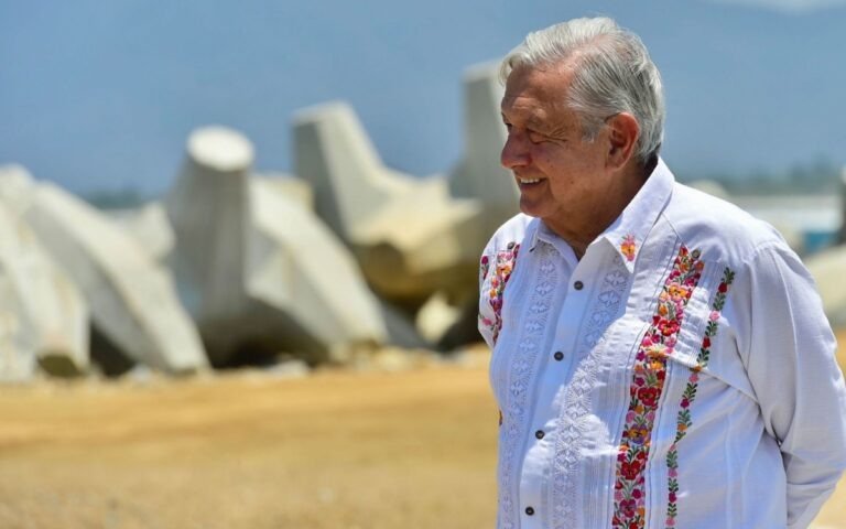 AMLO YA RECIBE PENSIÓN PARA ADULTOS MAYORES