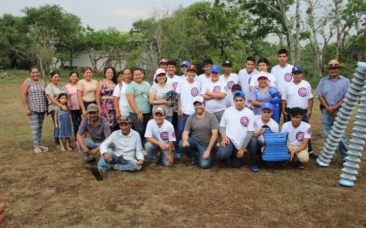 RAFAEL LÓPEZ ENTREGA EQUIPO A BEISBOLISTAS