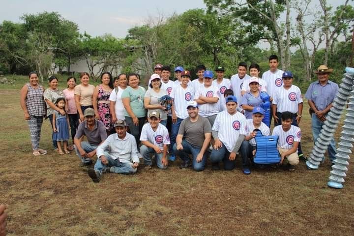 RAFAEL LÓPEZ ENTREGA EQUIPO A BEISBOLISTAS