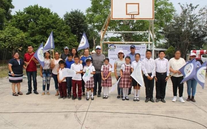 DAN BANDERAZOS DE OBRA EN ESCUELAS DE ZENTLA