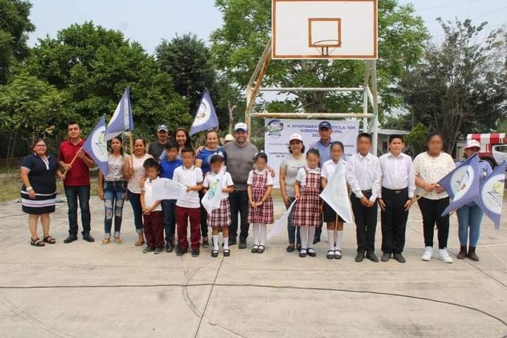 DAN BANDERAZOS DE OBRA EN ESCUELAS DE ZENTLA