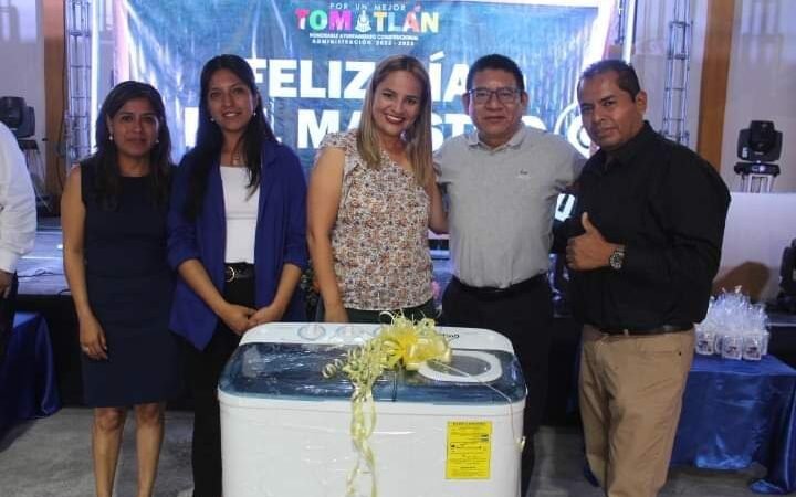 RECONOCEN LABOR DE MAESTROS EN TOMATLÁN