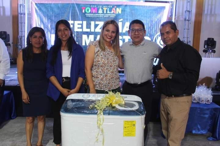 RECONOCEN LABOR DE MAESTROS EN TOMATLÁN