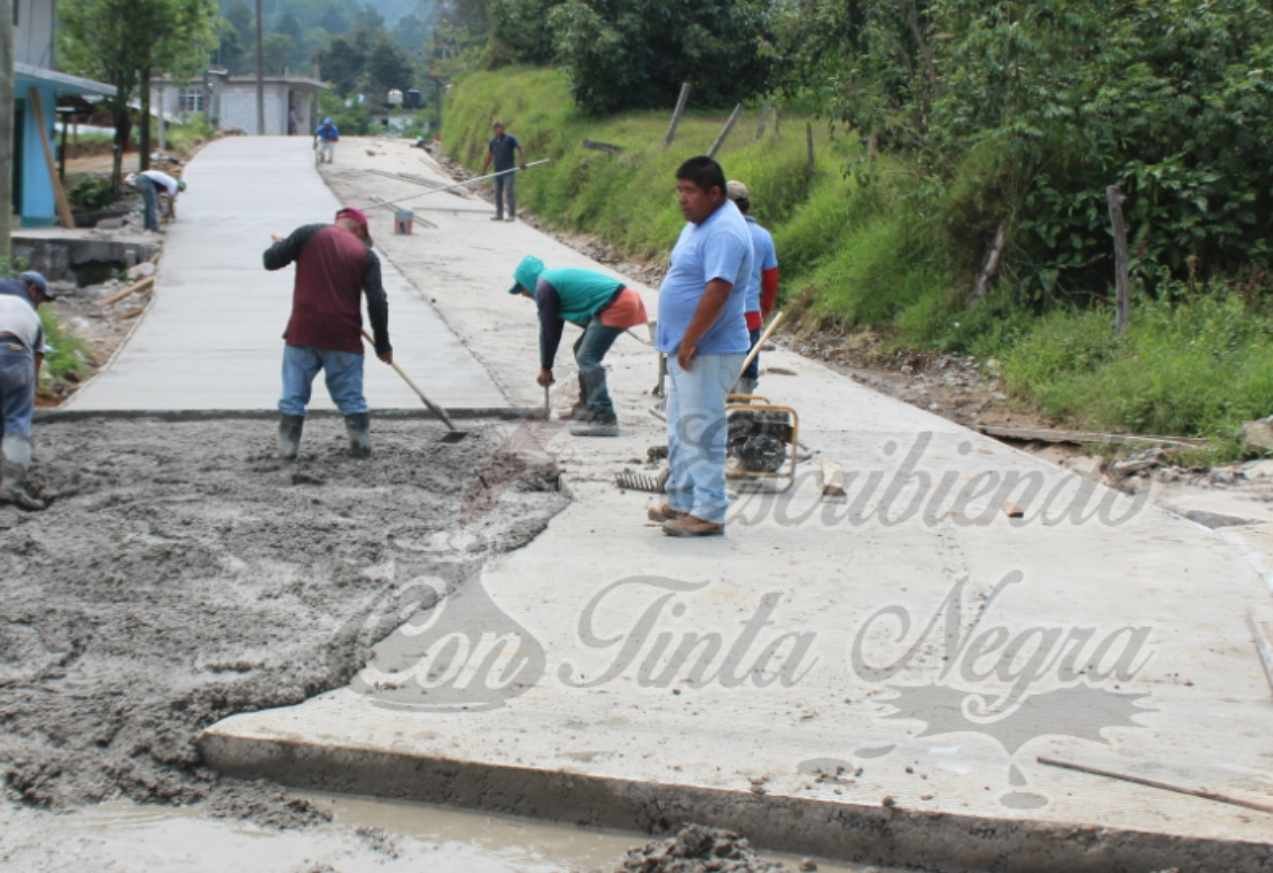 PAVIMENTAN CAMINO A ATEOPA