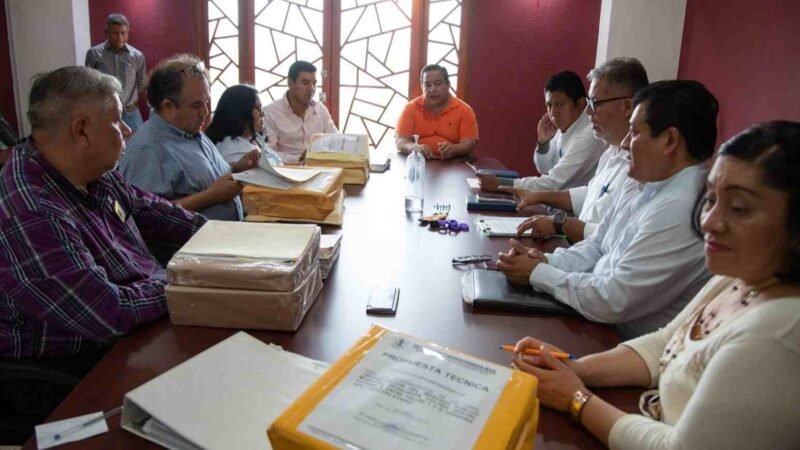 RECIBE COMITÉ DE OBRA PÚBLICA PROPUESTAS DE CONSTRUCTORAS PARA LICITACIÓN PÚBLICA DEL MERCADO REVOLUCIÓN