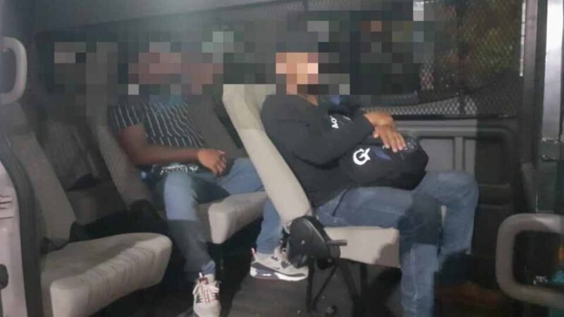 DETIENEN A 66 MIGRANTES